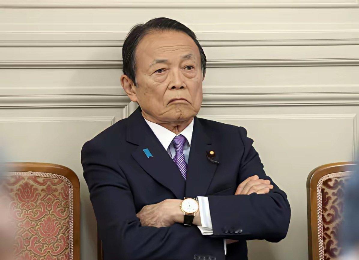 站在幕后的麻生太郎支持对华强硬的高市早苗，并暗示美国靠不住，在台湾问题上关键时刻