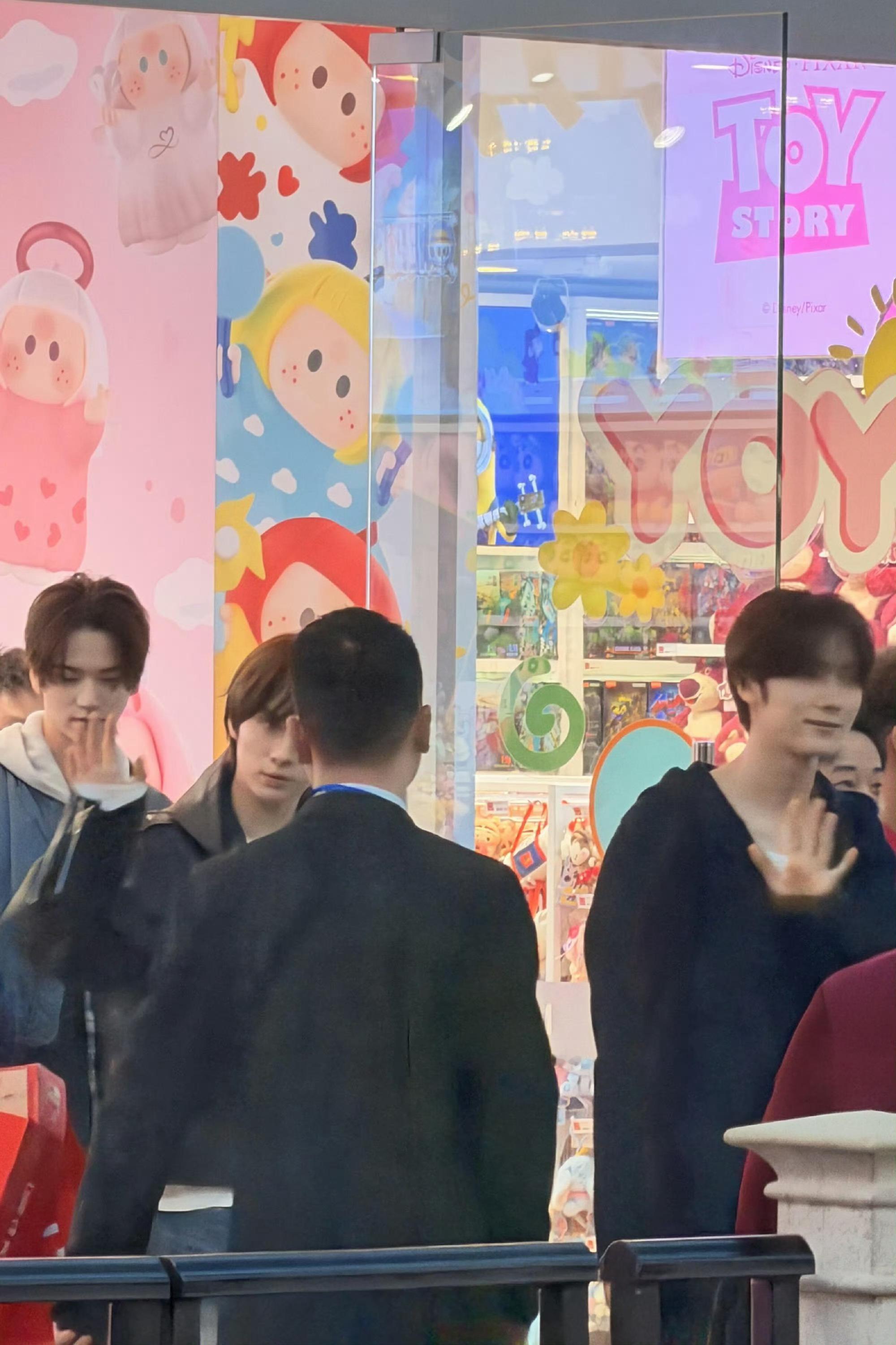 澳门偶遇TWS澳门的浪漫加成！街头偶遇TWS吐司团✨ 真人比镜头里还清爽亮眼，随