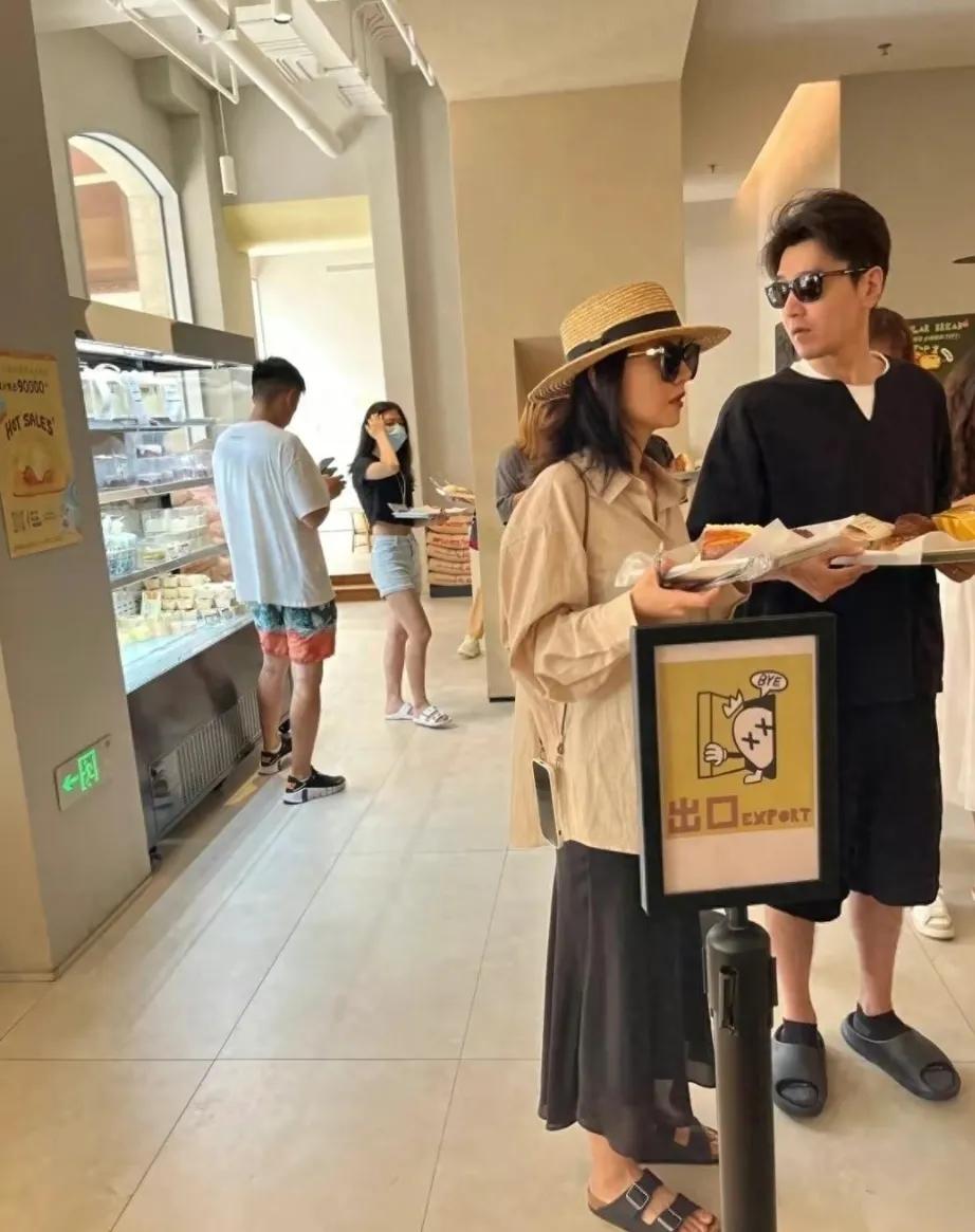 高圆圆和赵又廷这对夫妻
在娱乐圈中，是很受欢迎的一对
包括我，我也很喜欢他们

