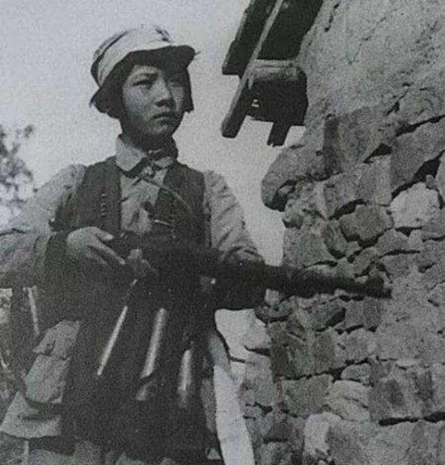 1938年，一日军见16岁的王金英面容姣好，顿时兽欲大发，向她扑去！王金英急中生