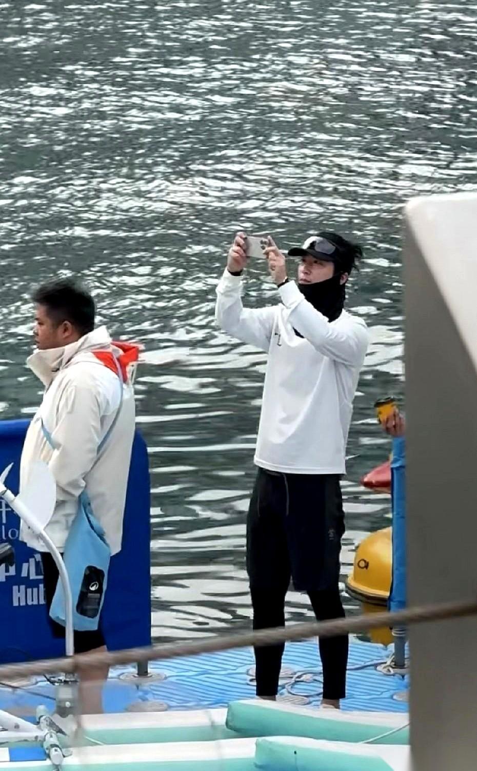 都说他俩要离了。
结果呢？人家在香港游艇会，扎个小揪揪，又高又瘦，拿着手机自顾自