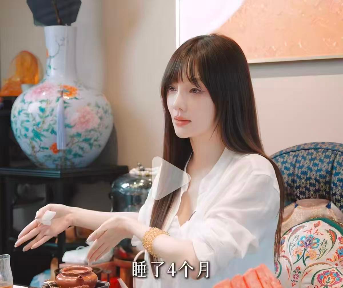 评判父亲称职与否，不该靠几张旧截图，贾乃亮十年如一日陪伴甜馨，孩子愿意亲近、主动