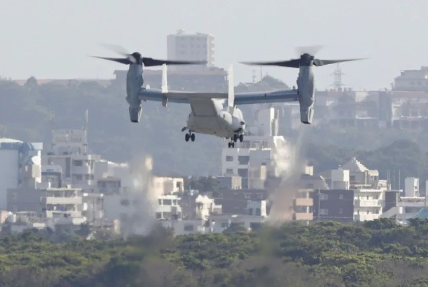 据日本《朝日新闻》当地时间3月14日报道，驻日美军冲绳普天间基地所属“鱼鹰”运输