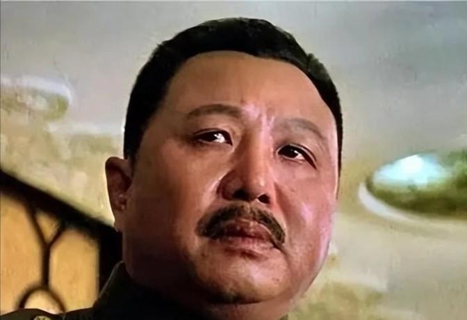 1949年1月，卫立煌被软禁在南京，黄埔军校校长关麟征前来看望，门口的宪兵不让进