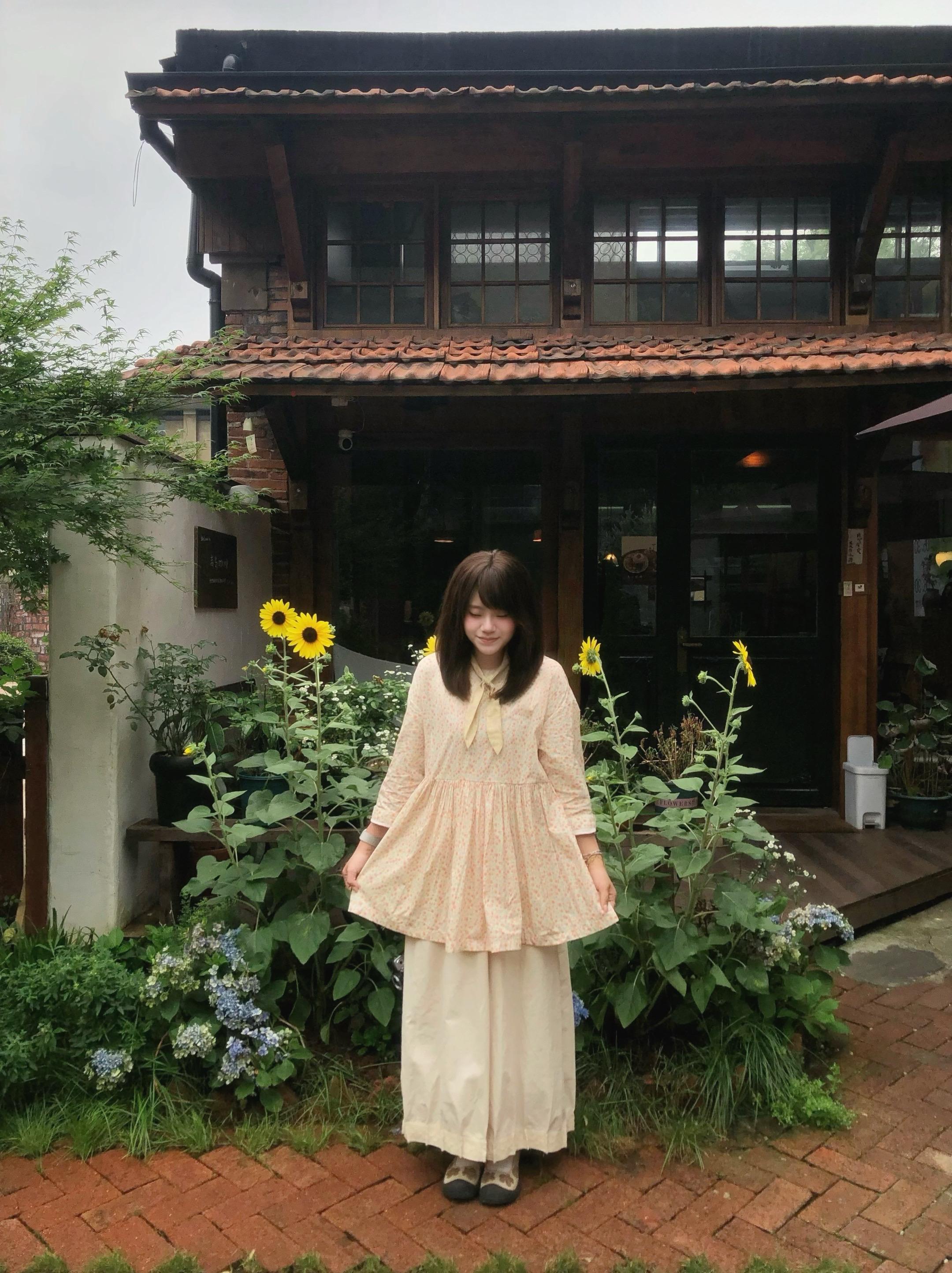 她是那种亚麻质地的少女。