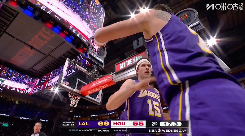 我们东契奇都拼成啥样了！摔一跤，膝盖都出血了詹姆斯半场8中8轰18分东契奇膝盖渗