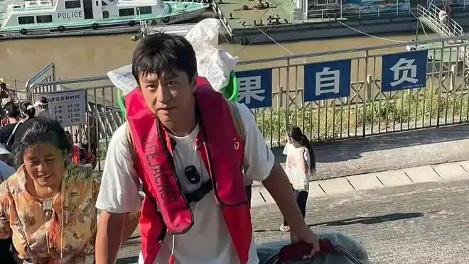 邓超低调现身重庆码头 独自为菜农挑菜汗水湿透衣衫看到这个视频我都惊了,邓超这是在