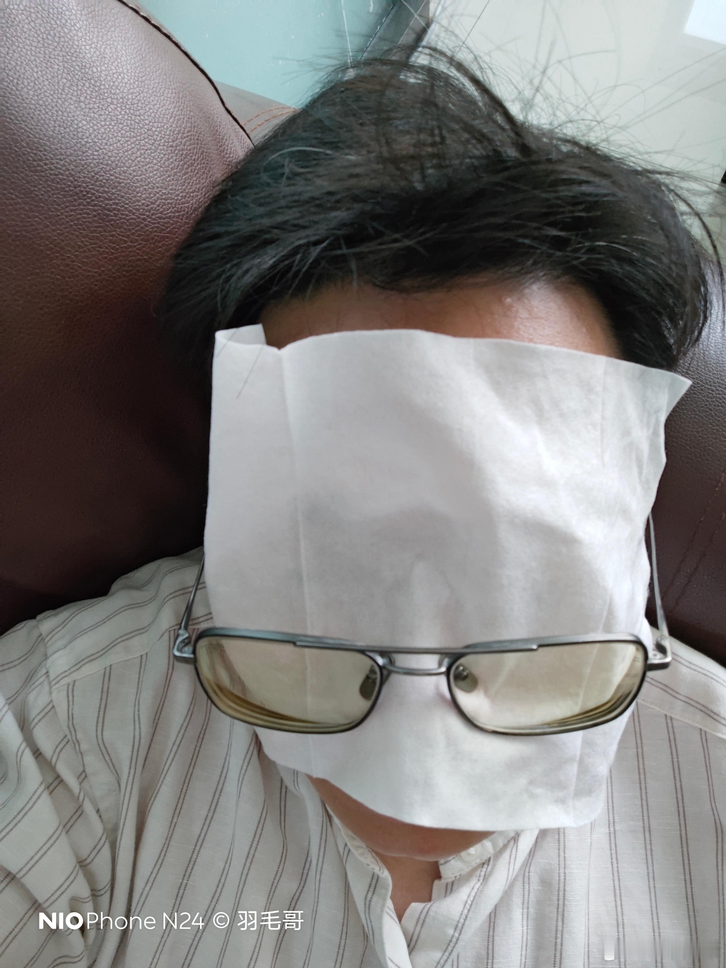 说真的我这会儿瘫在沙发上没啥力气，用湿纸巾当面膜闭眼休息下，觉得很累。因为近三年