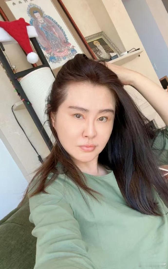57岁王祖贤自拍照，祝福大家健康如意心想事成 