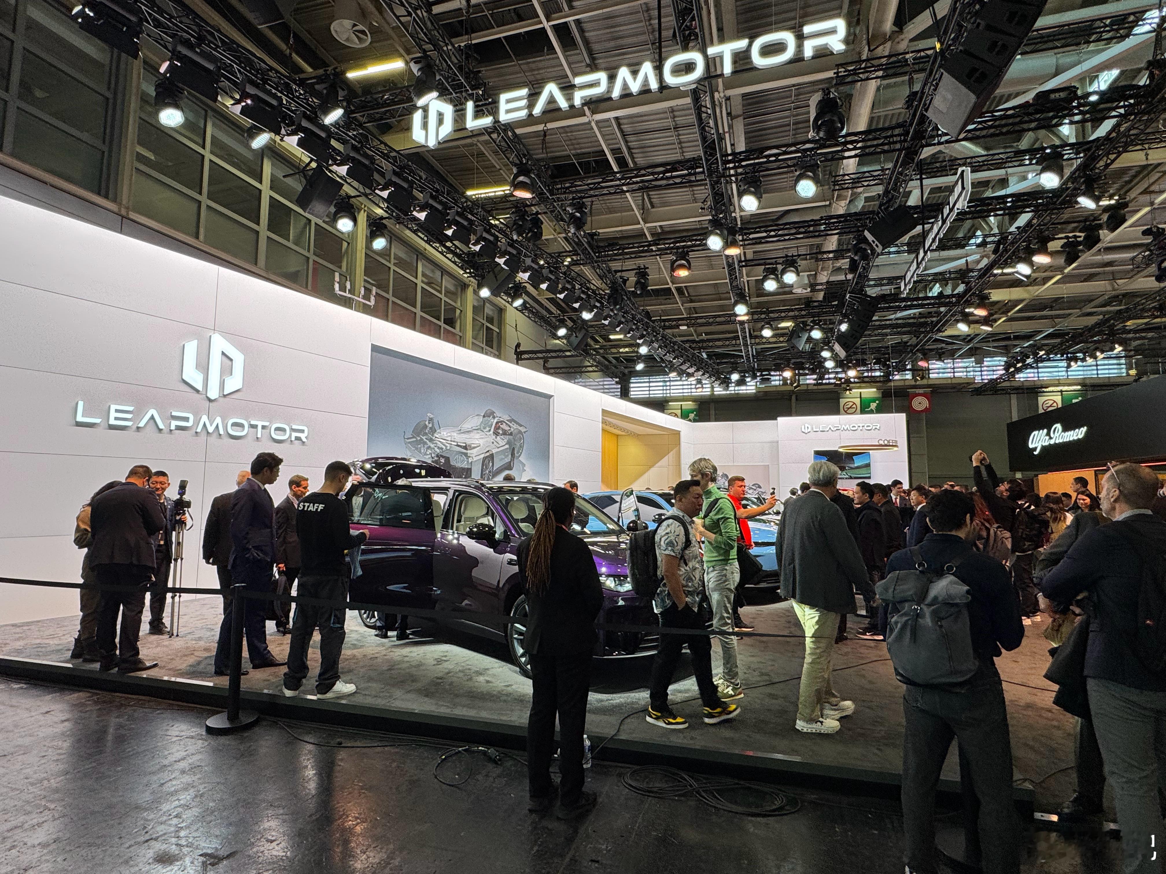 零跑汽车亮相巴黎车展。零跑真是闷声发大财的典范，就是靠符合大众审美的设计和高性价