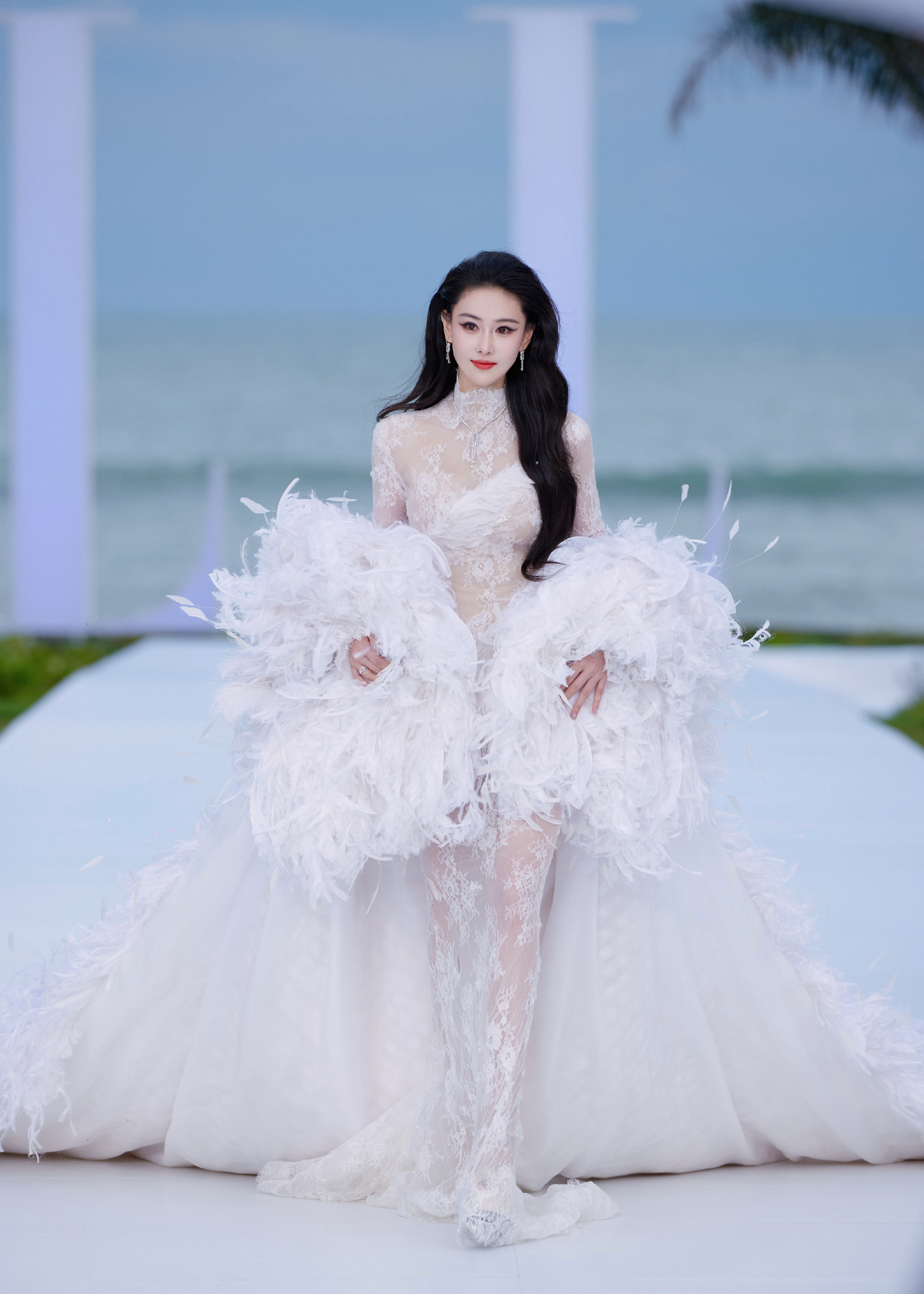 张馨予出席ELLE风尚大典红毯张馨予身穿半透视蕾丝连衣裙搭配三米长羽毛披肩，总重