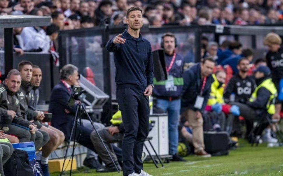 据《阿斯报》报道，皇马主帅哈维・阿隆索正面临严峻赛程挑战 —— 圣诞节前 28 