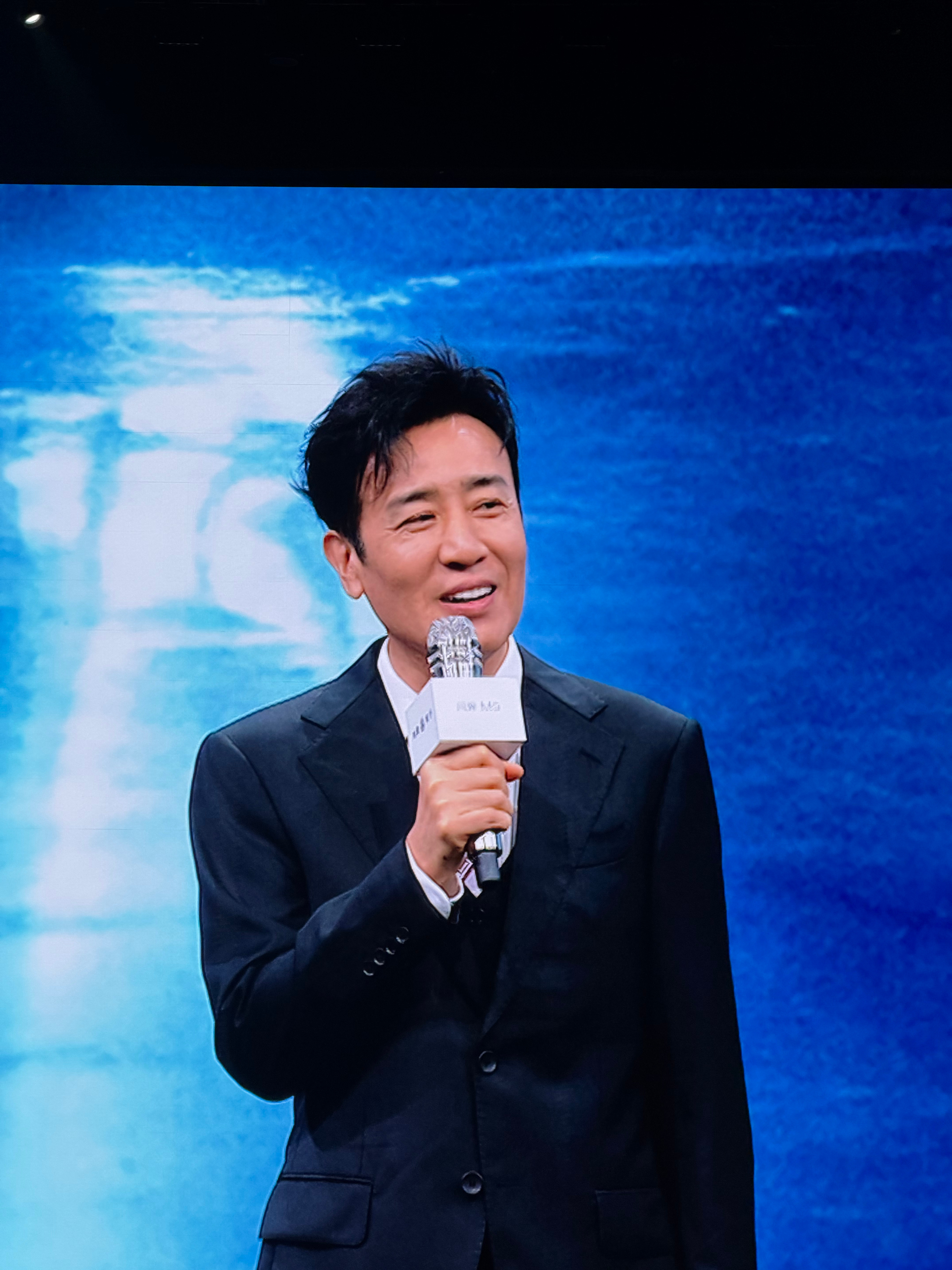 问界M9老车主于和伟先生亮相发布会，分享他的用车感受，一上台就丝毫不掩饰想尽快置