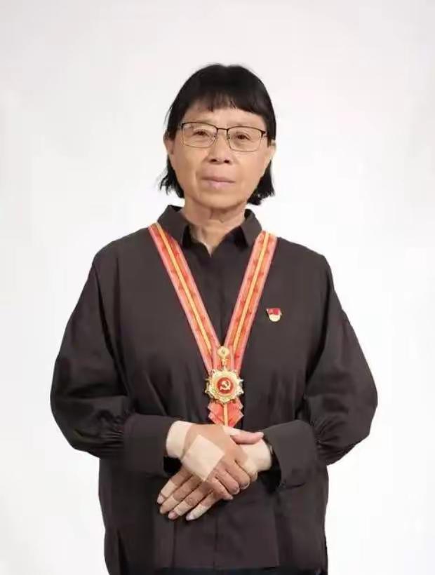 “不愧是写入共和国简史的女人”！张桂梅交权了，华坪女高新教学楼明年3月投用。这位