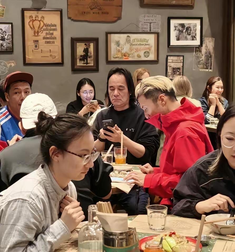 45岁谢霆锋近照，依然是少年感十足。出走半生，归来仍是少年，谢霆锋做到了。
谢霆