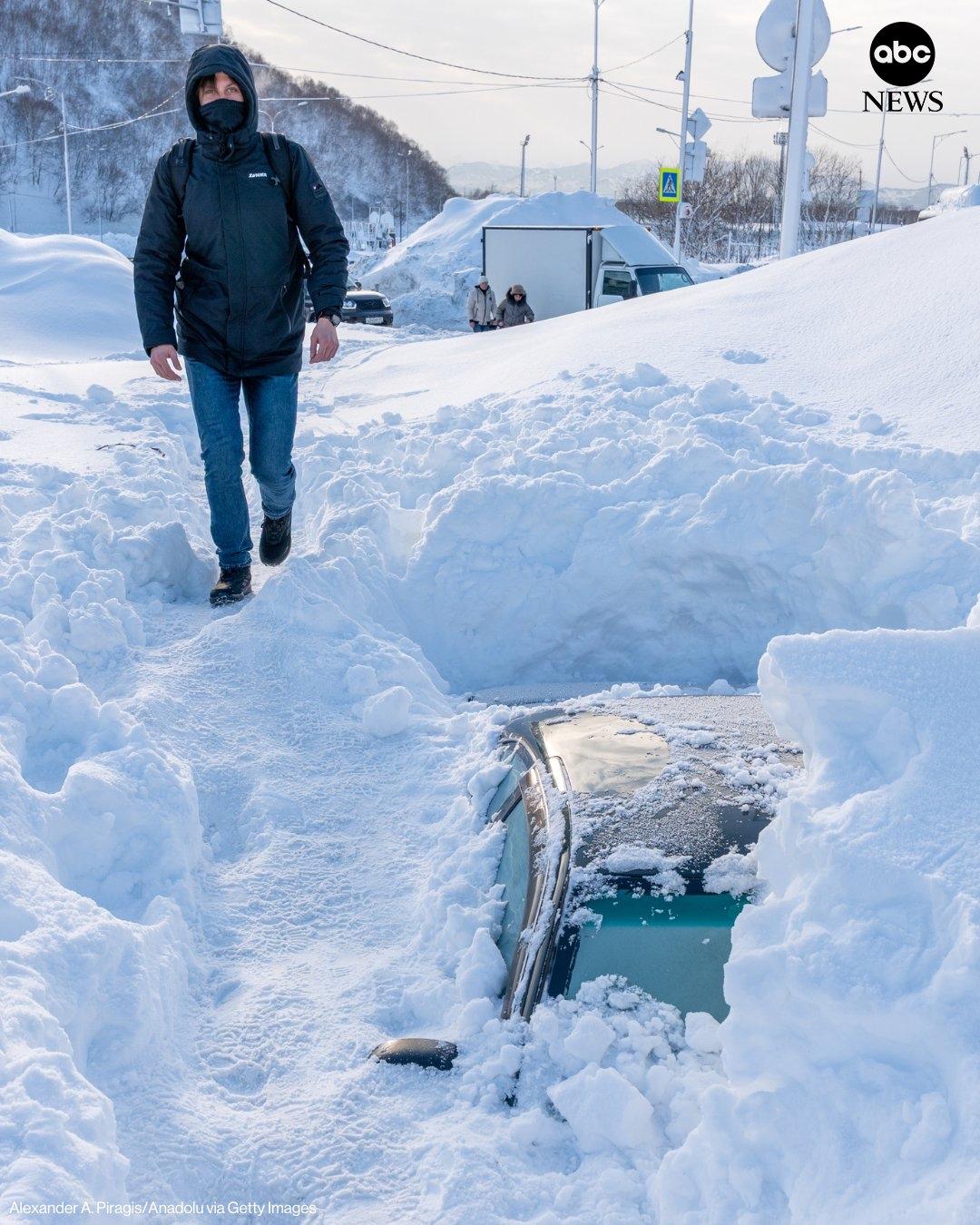 俄罗斯远东堪察加半岛遭遇60年来最大降雪，形成大片积雪，堵塞建筑物入口，掩埋汽车