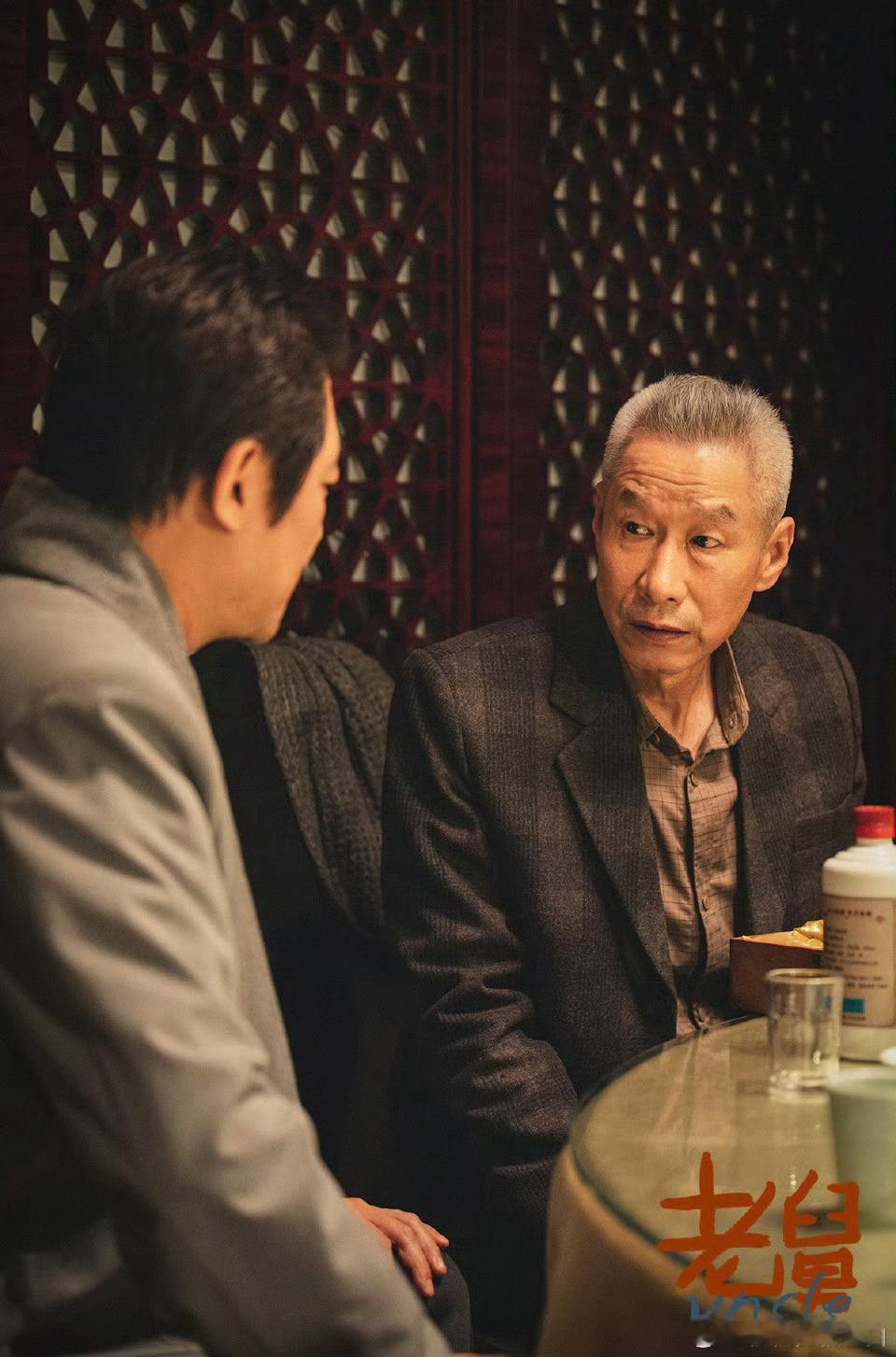 老舅电视剧老舅 鹅的《老舅》越看越上头！老舅出国前那股拼劲，藏着普通人的倔强，后