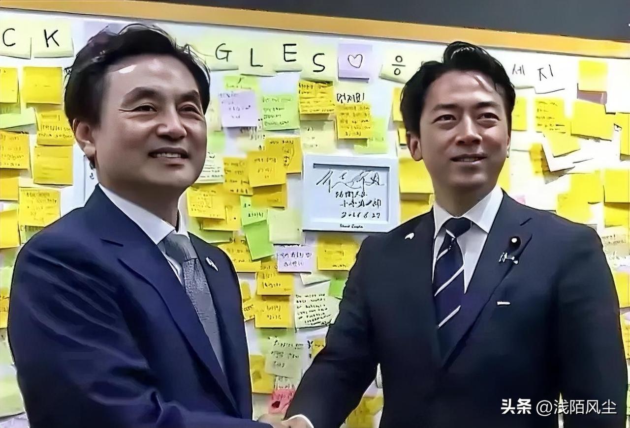 日本防卫大臣小泉进次郎上任后首次访韩，与韩国国防部长安圭伯会谈。

双方确认推动