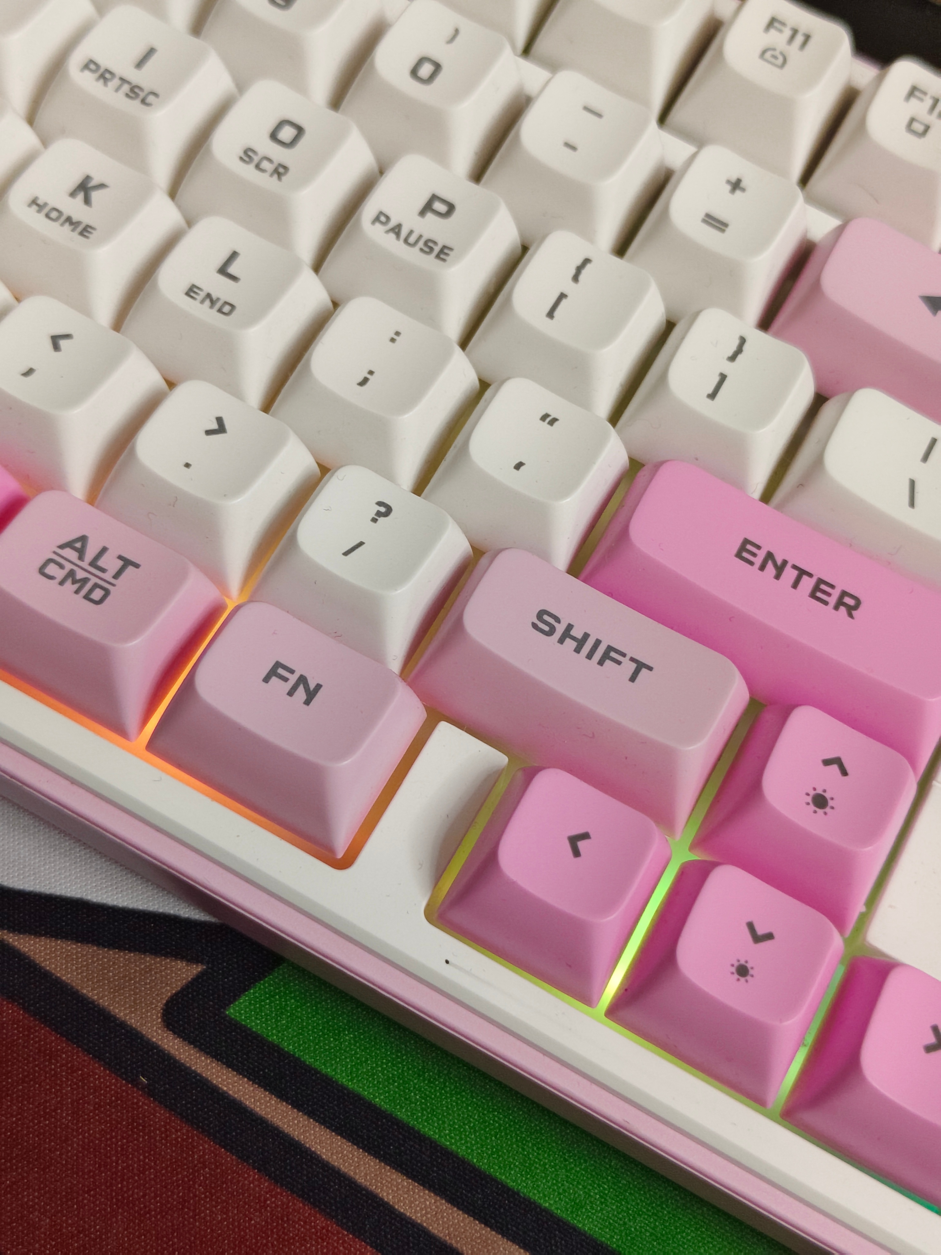 猛男粉的键盘配色，看着与我的桌面有点不搭啊。 
