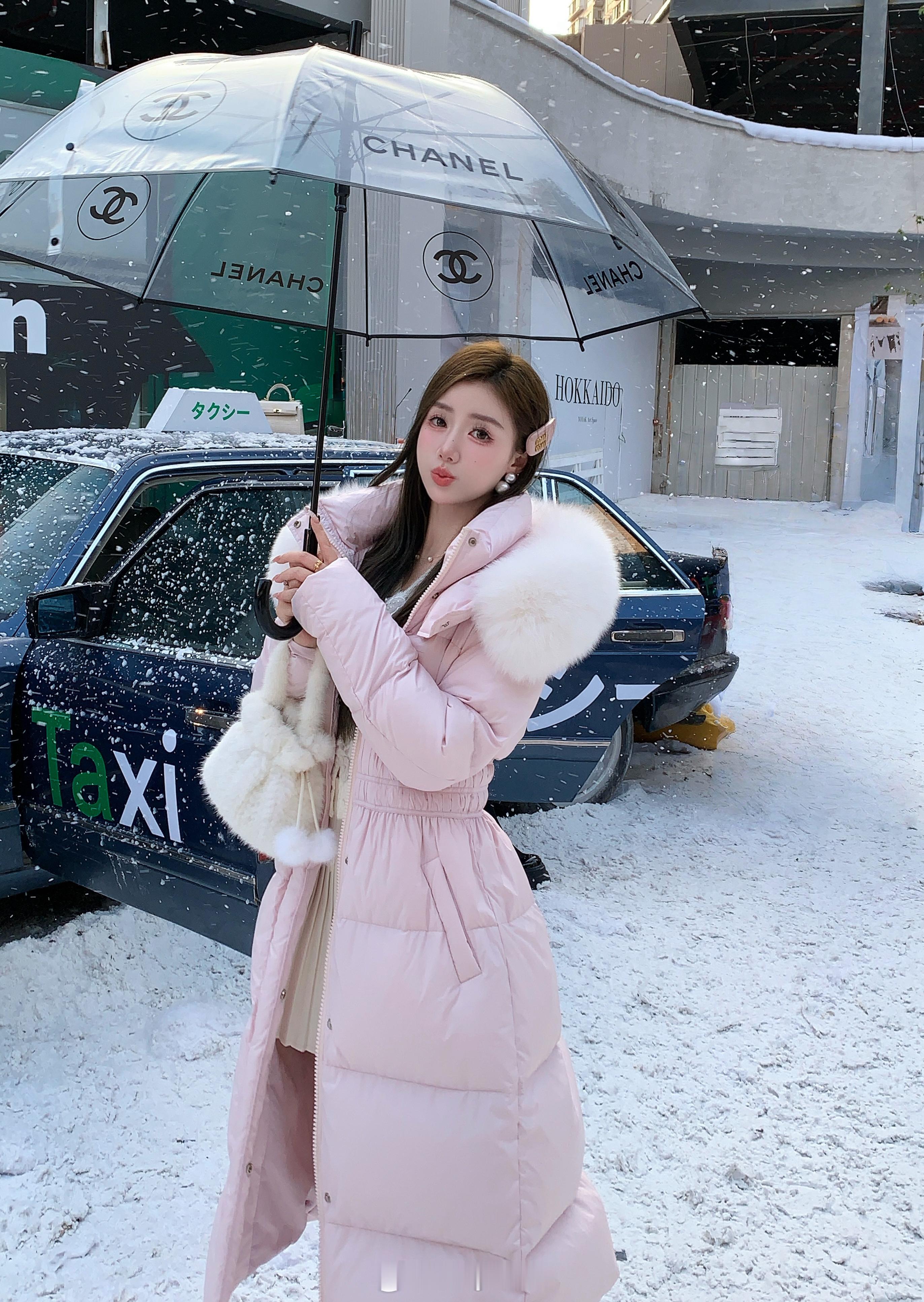 10.20 20:00  🆕 清新少女款的羽绒服搭配超大白色毛绒连帽在冬日雪景