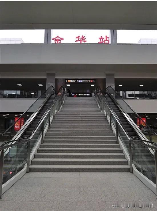 金华站，这车站的保安是哪个物业公司的？旅客来金华出差办事本来就不容易，你们这些人