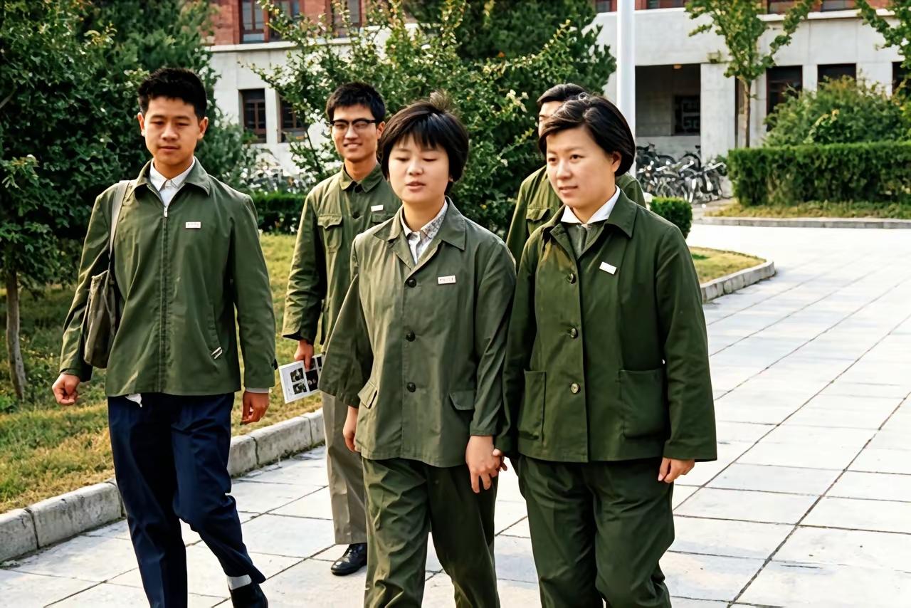 这是1979年全国理科状元与文科状元在北大校园散步。这一年的全国高考中，上海师大