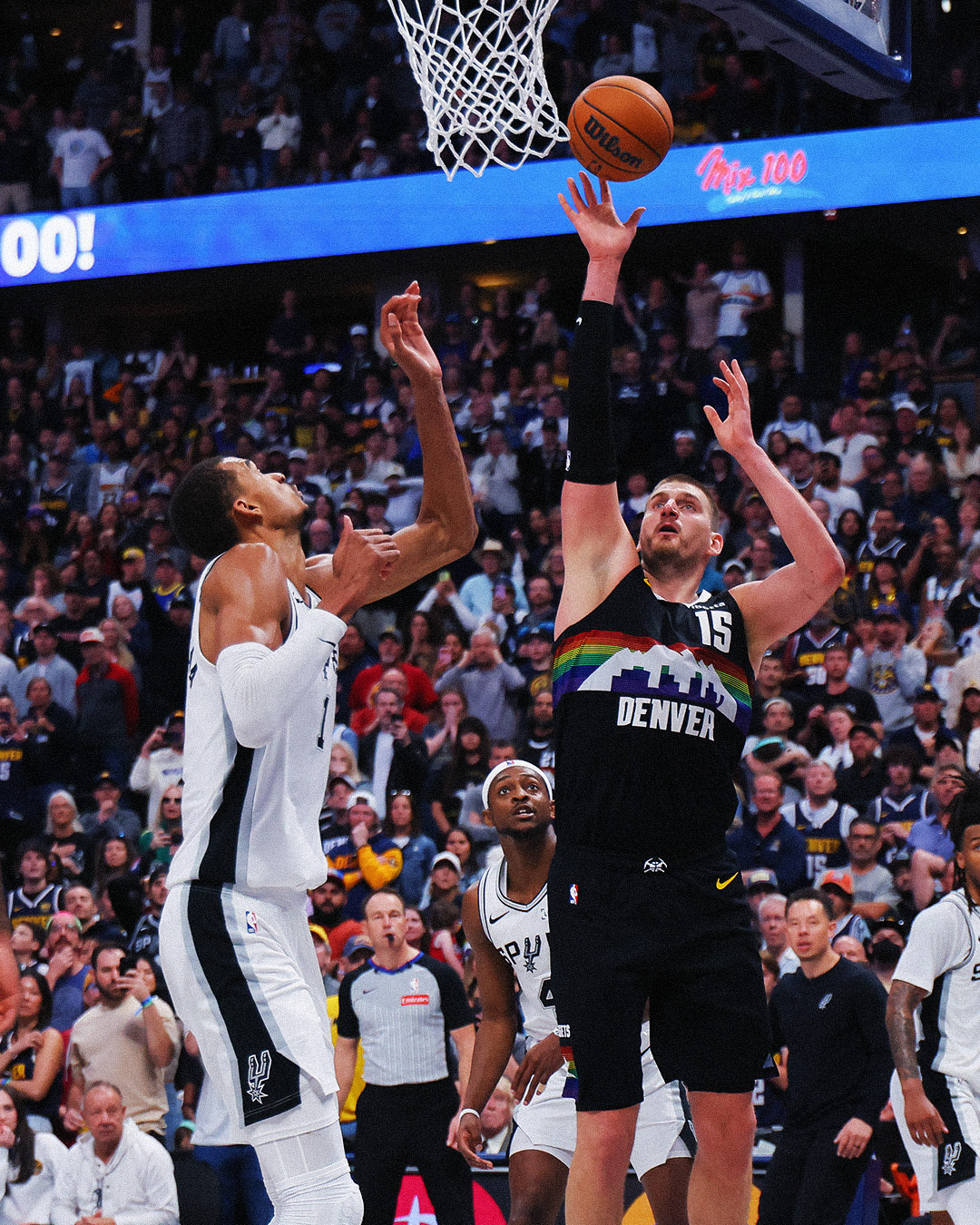 31岁的约基奇在这一季：27.7分12.9板10.7助1.4断三项56.9/38