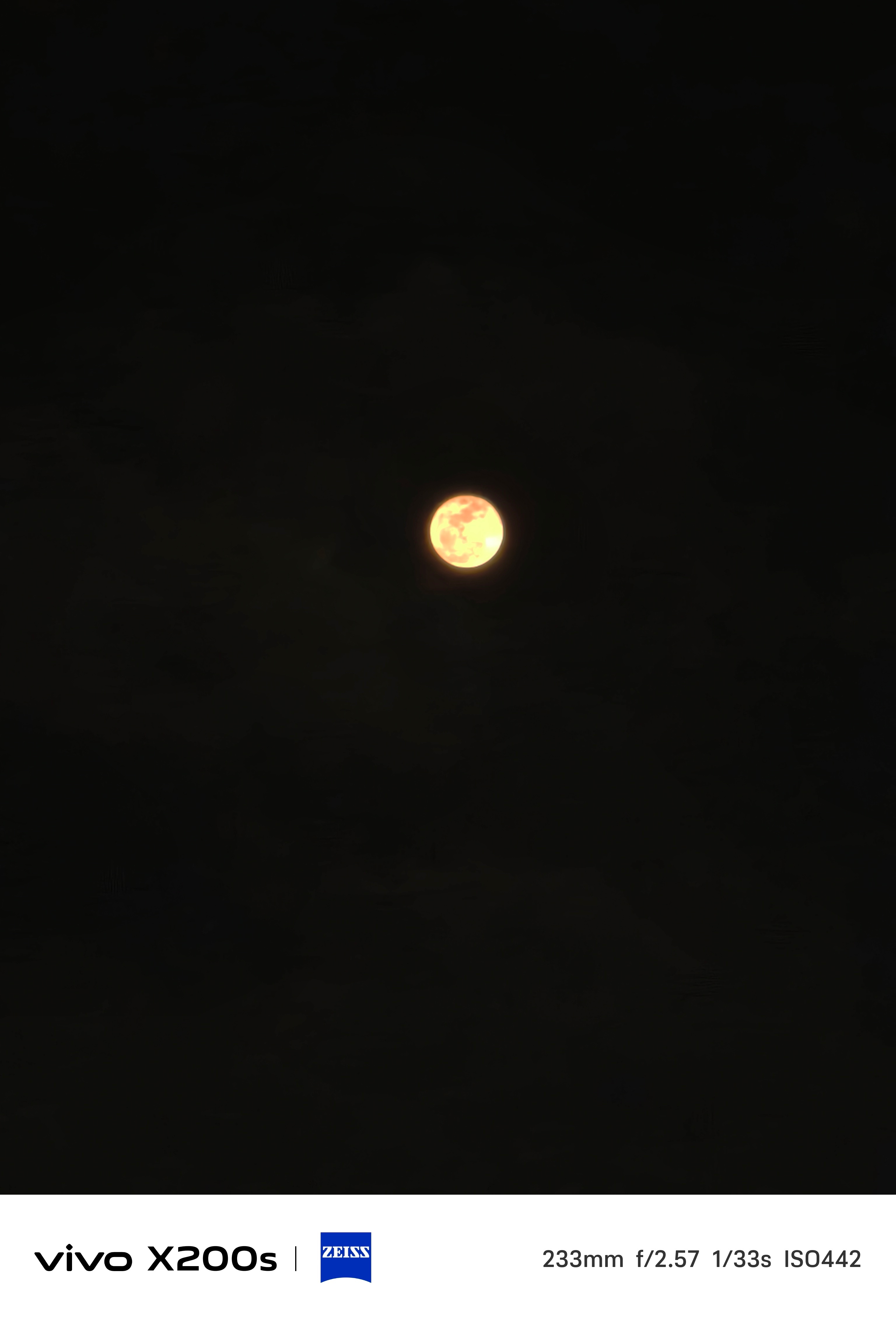 没想到出门健身，还能看到红月亮耶就是一会能看到一会看不到，云太多了要看到也是看运