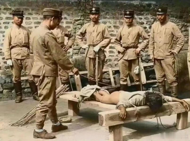这张照片是日寇罪行无可辩驳的铁证！这张照片拍摄于1934年，沈阳一监狱内。照片中