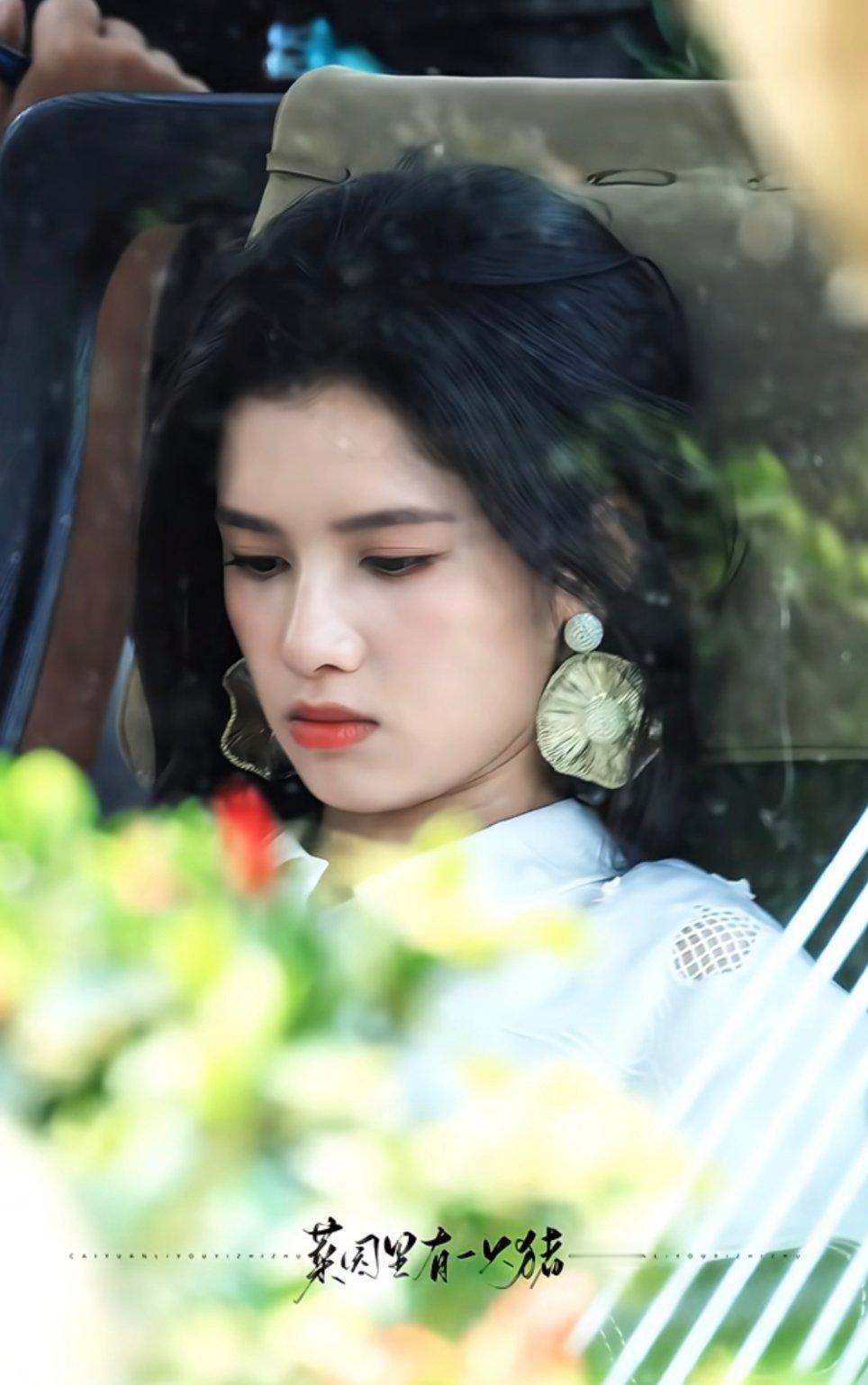 婧仪上演耳环消失术中 