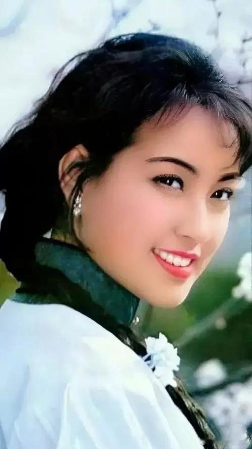 刘晓庆年轻时颜值惊艳众人。她五官精致，眼眸明亮有神，脸庞线条柔美。那青春洋溢的气