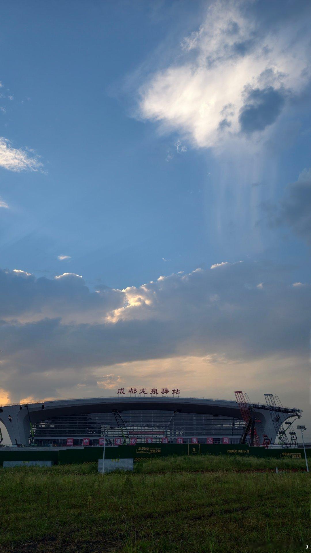 右上方的这多云还真有点意思，不知道这属于什么天相。 