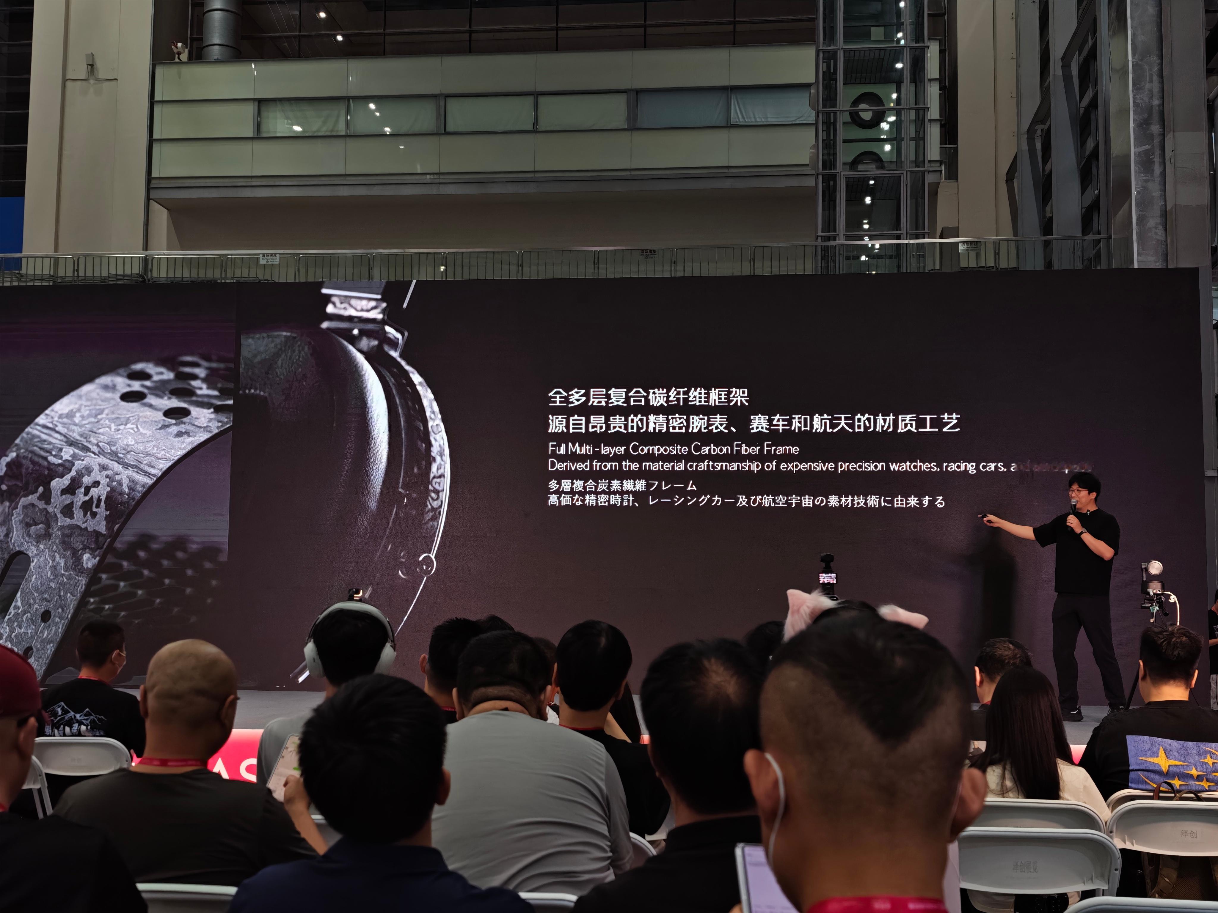 水月雨不愧是国际公司.jpg月之暗面终于来了，多层复合碳纤维外壳SIAS深圳国际
