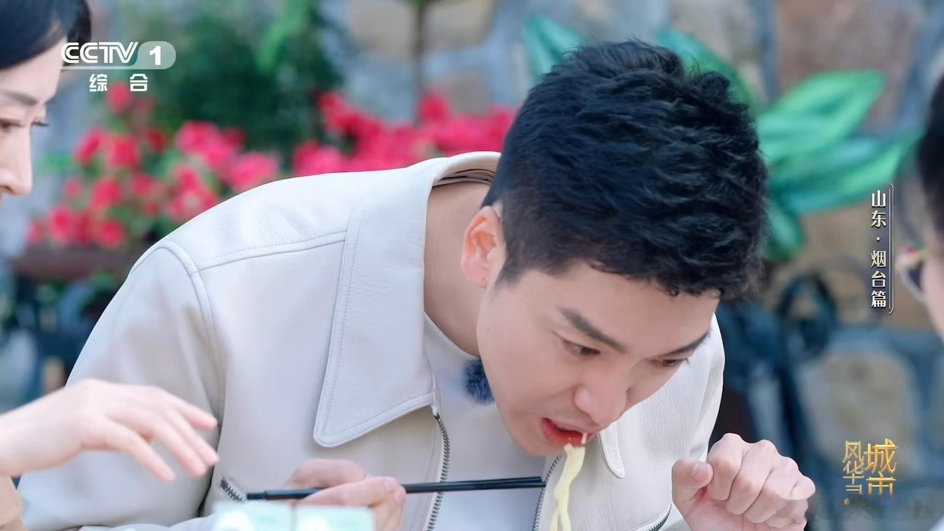 一张饺子皮就能包下一个大海烟台海肠捞饭是真的香，口感鲜爽入味，米饭裹满汤汁，吃起