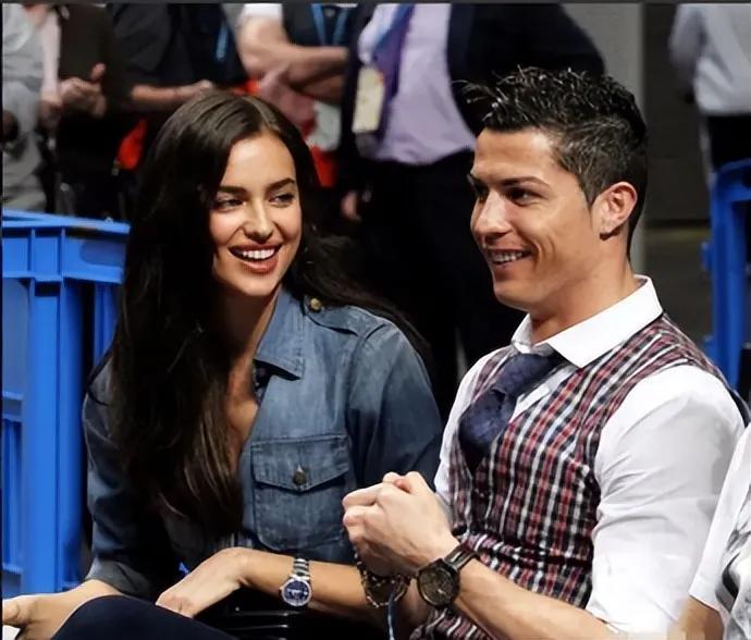 C罗对旧爱，是真的忘不了吧！
对伊莲娜的爱，或许是C罗的遗憾吧！
毕竟与乔治娜恋