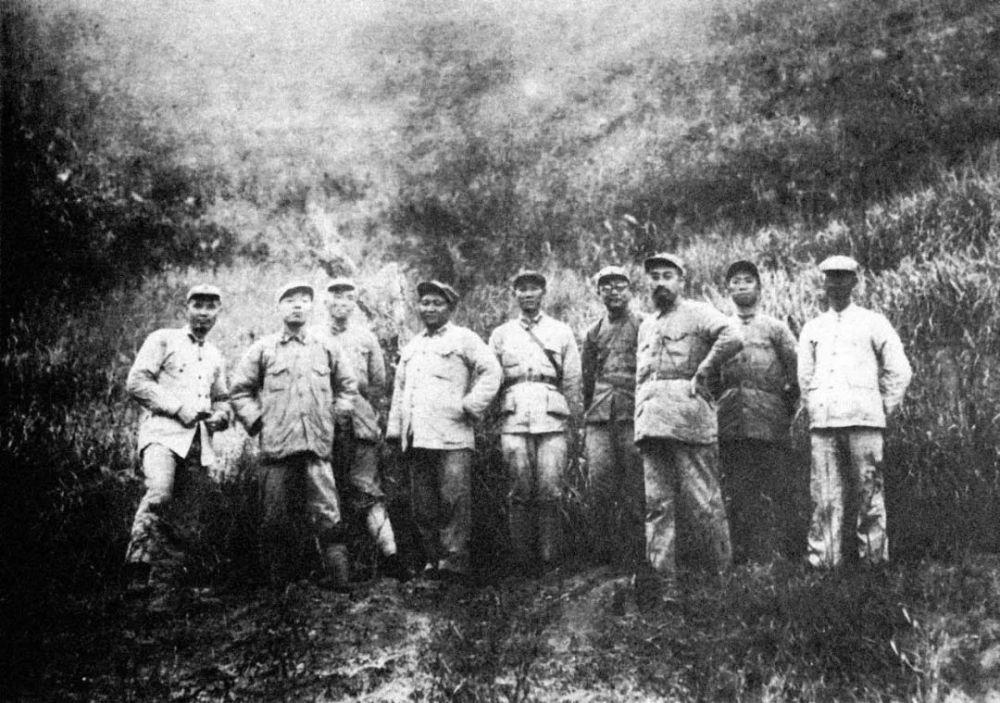 夜里十点多，山里头黑得伸手不见五指。队伍刚停下，他就觉得不对劲。57个伤员，数了