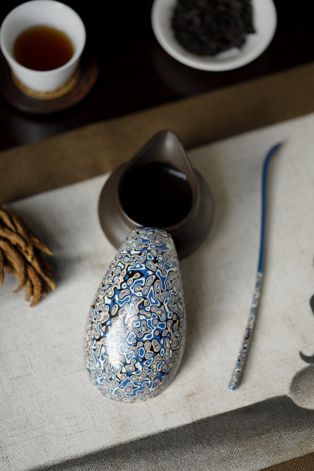 大漆【蓝金】茶则以紫光檀为胎体，将漆色层层髹饰其上；置于茶案之上观赏亦把玩，亦携