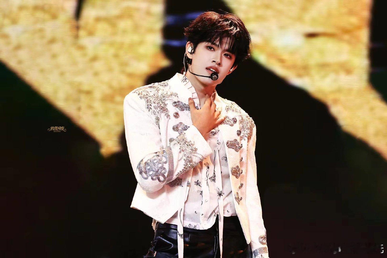 张极举饭撒牌要飞吻 张极反向举饭撒牌这一下也太可爱了吧，不是给粉丝飞吻而是向粉丝