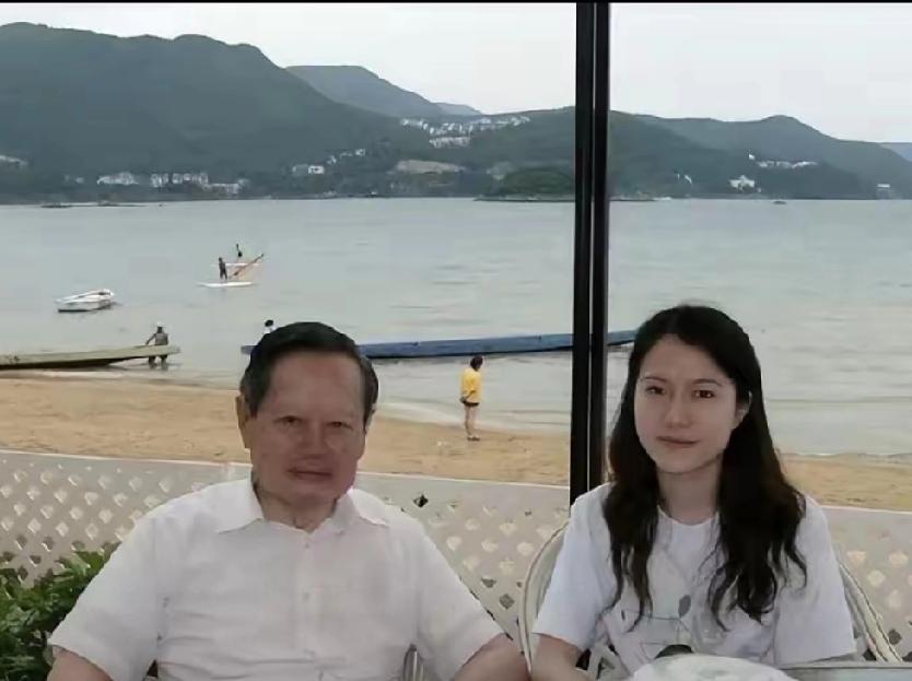 这段跨越21年的争议恋情终于画上了圆满的句号
这是我听过最令人惊叹的爱情传奇！