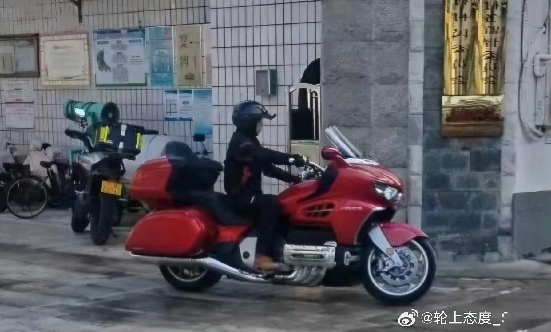 看到魏总提前把#长城灵魂摩托# 给骑出来小夹克，小黄皮靴，永远的紧腿牛仔裤而且行