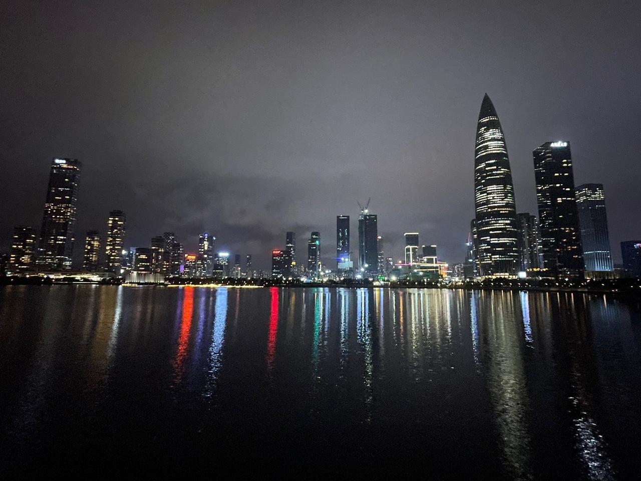 来深圳湾正念行禅。南来栖息地，望水听晚风。
禅心本寂静，徐步赏霓虹。