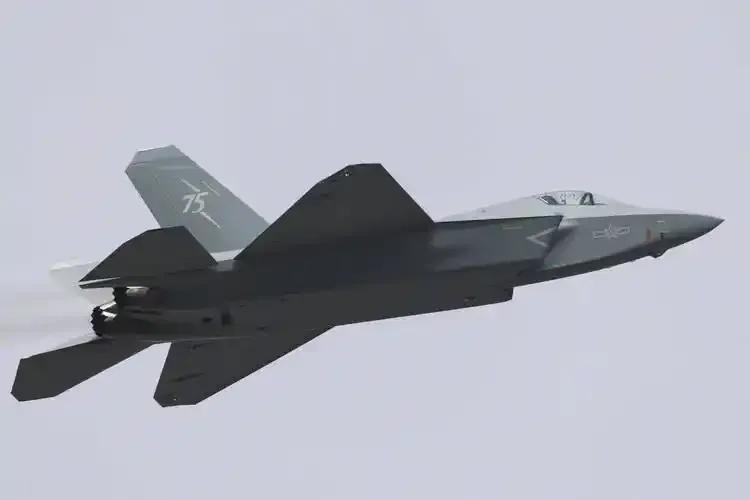 4月13日有巴媒曝120亿美元防务大单，歼-35出口巴基斯坦引热议。巴媒消息称中