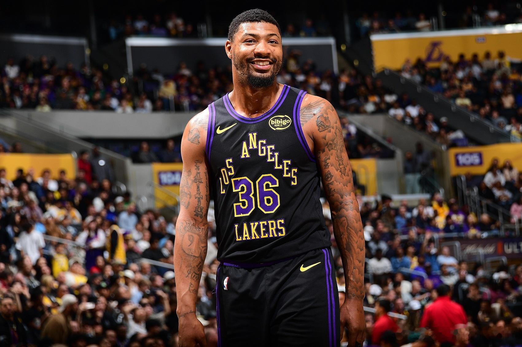 斯玛特出场35分钟，13中8，三分7中5，罚球5中4！轰25分2板7助5断1帽，