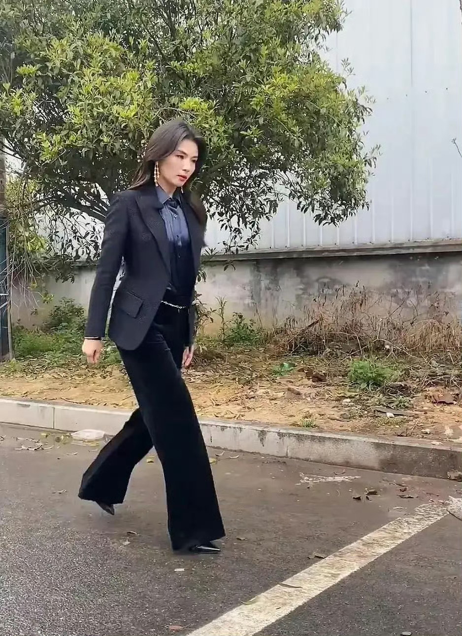 47岁的刘涛被路人偶遇，这状态还行吧 ​​​
