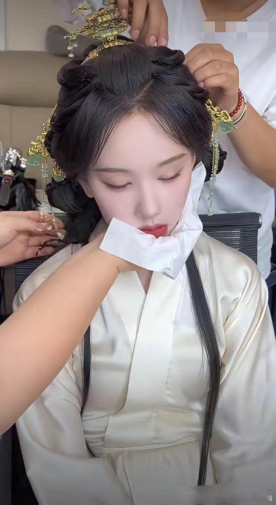 陈都灵，化妆化到一半睡着了。团队人员托着她的下巴，让她继续睡。2024年4月12
