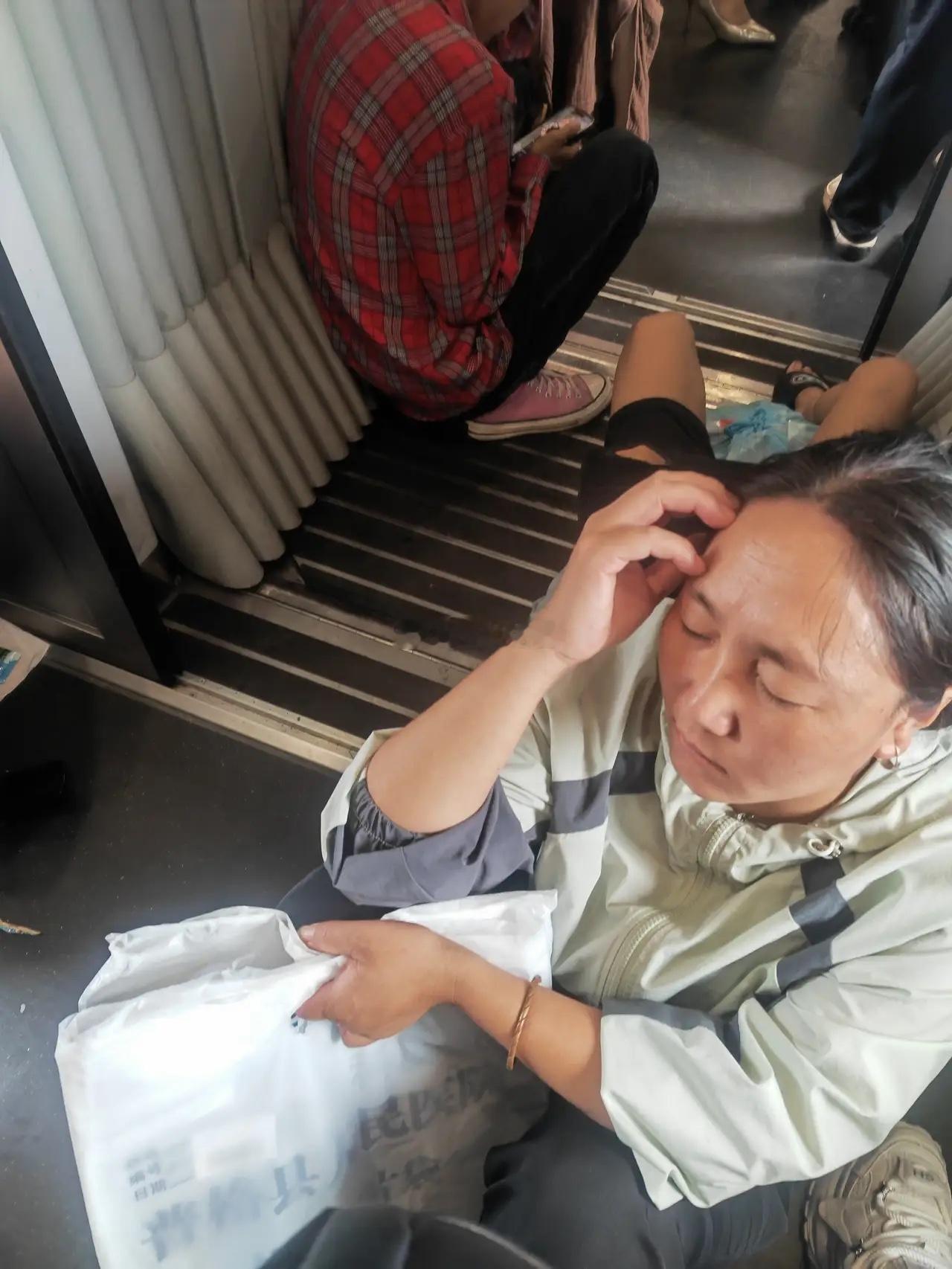 高铁上，这帮没有买到坐票的人多可怜啊，没票不卖不行吗？ 