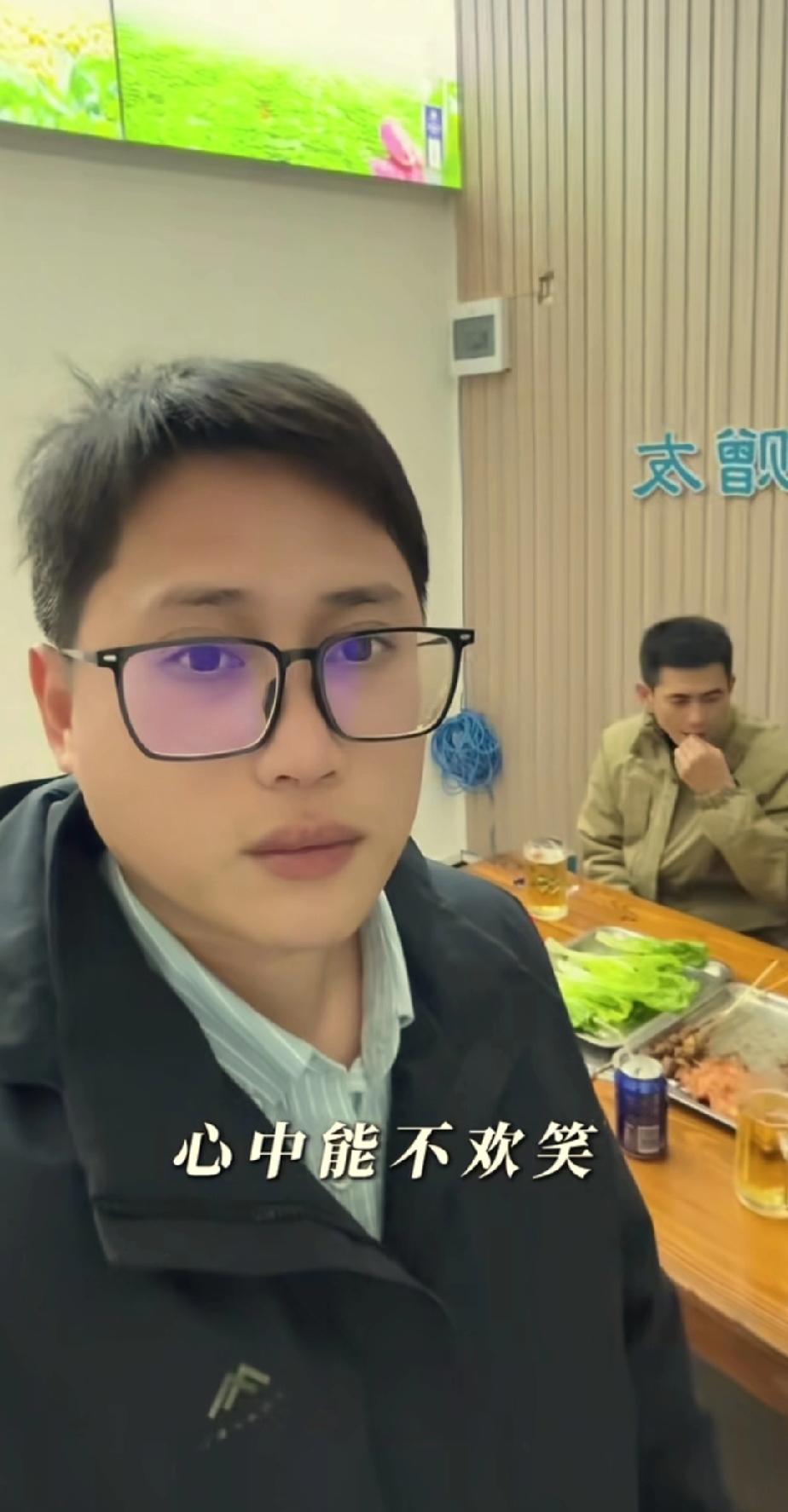 大年初一，梁志辉兄弟俩便被堂哥邀去吃烧烤。回归家庭后，就是要与家族成员建立联系。