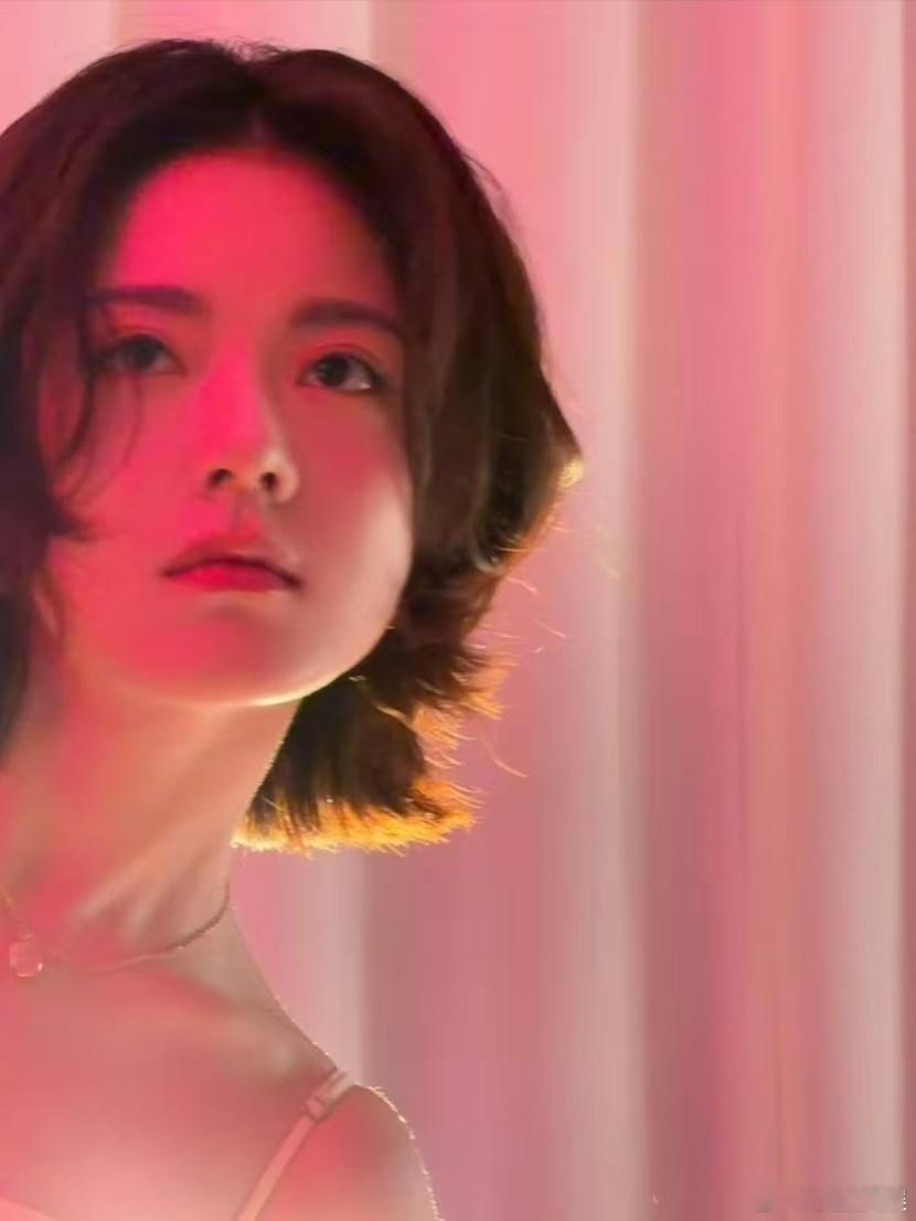 赵今麦拍摄花絮live图赵今麦自在发光赵今麦拍摄花絮live图，太美了，这也太棒