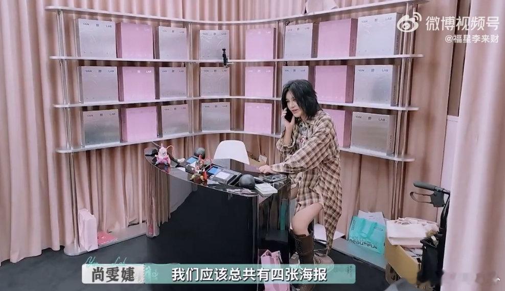 尚雯婕一个电话就把问题解决了 在《巴黎合伙人》里，尚雯婕用法语沟通，冷静又高效。