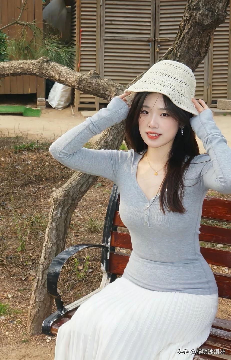 秋日漫步，轻纱裙摆随风飘逸，与自然相映成趣。